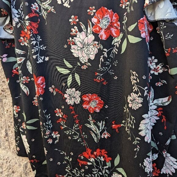 Women's Perception brand, light floral top - Picture 11 of 13